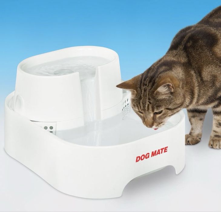 Продавам автоматична поилка Dog Mate Trinkbrunnen 6L – почти нова + 2 филтъра + гаранция