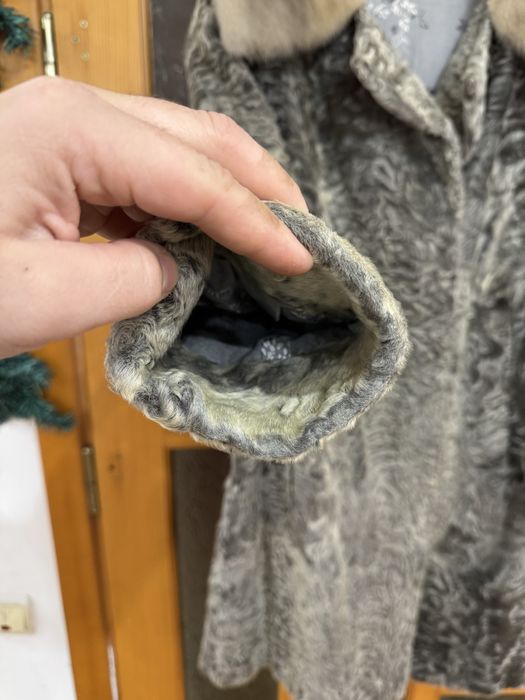 Haina de blana de ied cu guler de nurcă