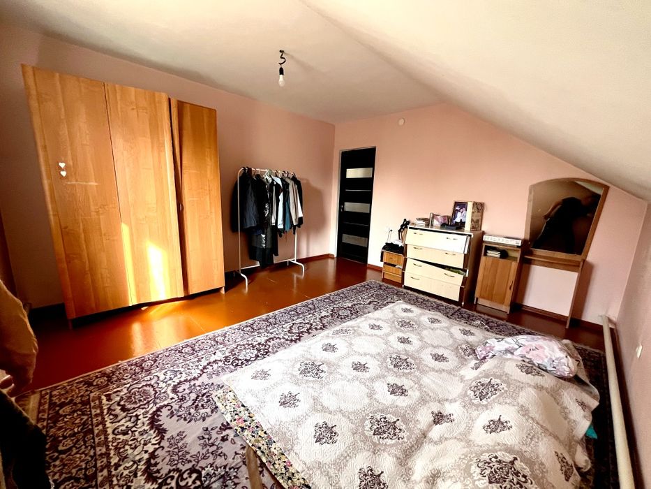 Частный дом с постройкоми.