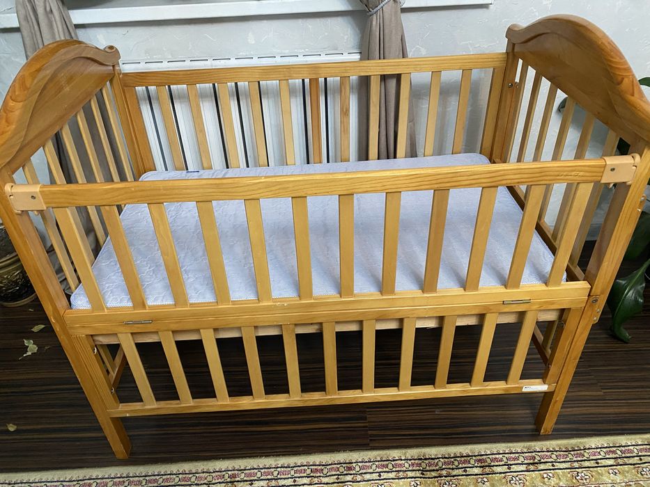 Манеж деревянный  продам срочно