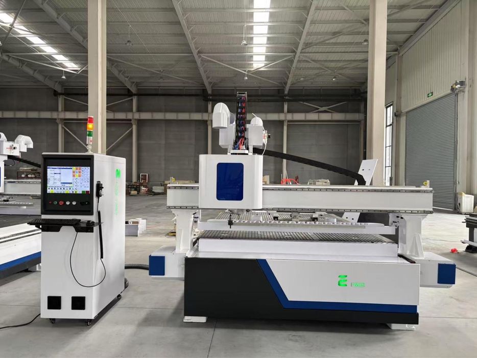 Фрезерный станок с автоматической сменой инструмента ЧПУ