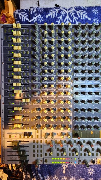 Mixer audio cu 18 canale Phonic MR2643X Helix, efecte digitale