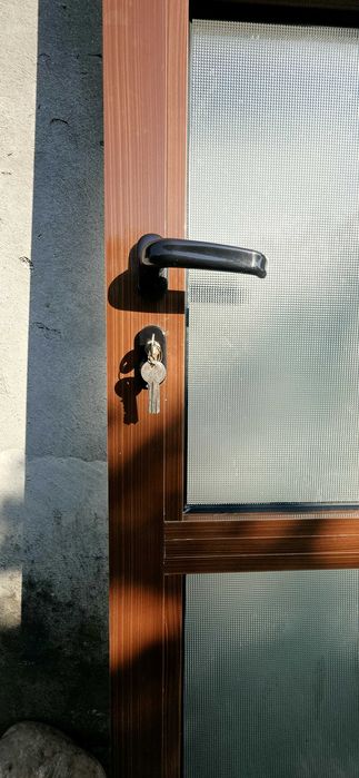 Ușă Aluminiu maro cu geam sablat + toc – stare foarte bună