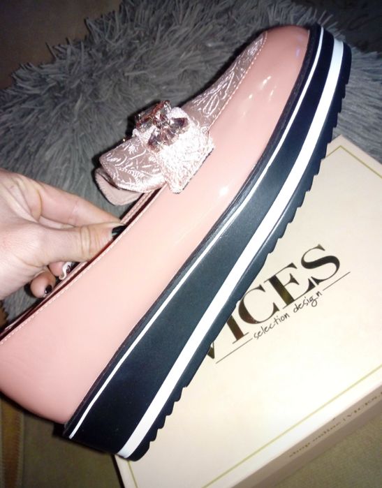 Страхотни чисто нови обувки