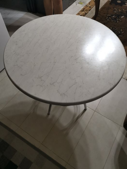 Продавам маса  много запазен