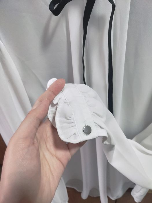 Белая женская блузка