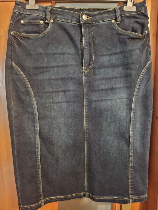 Vand o fusta de  blugi