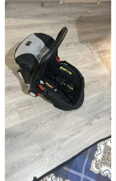 Продам универсальную коляску 3 в 1