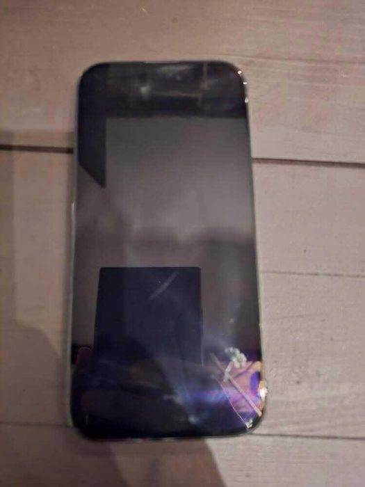 Продавам iphone 15