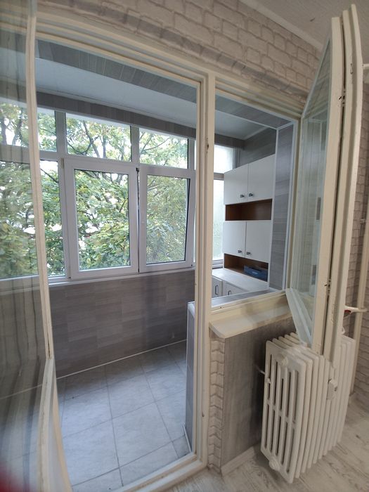 Închiriez apartament cu 2 camere