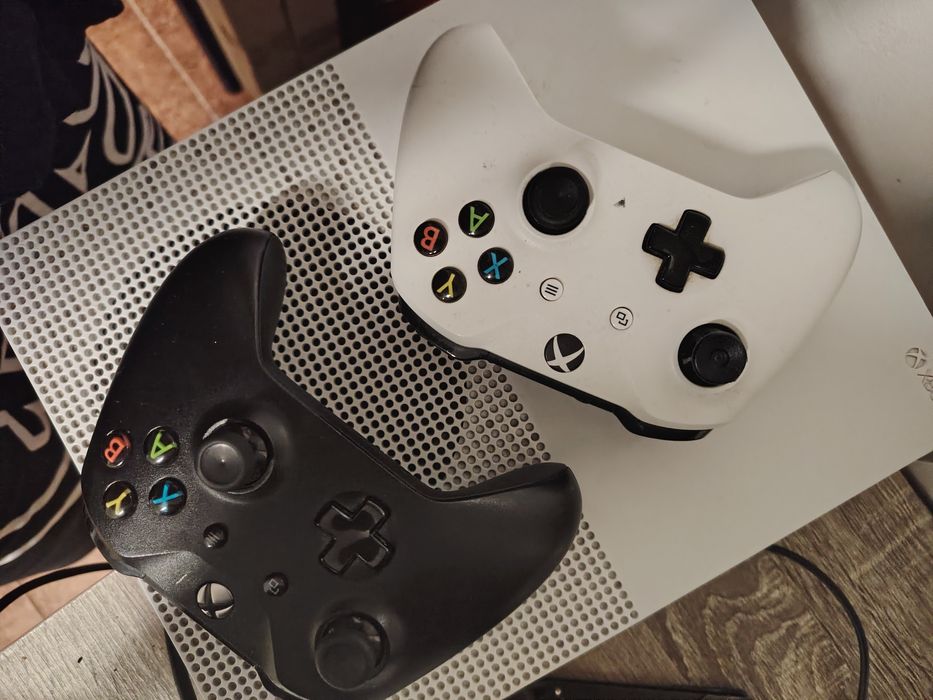 Xbox one s + 2 Xbox controller+ 2 jocuri cd Xbox . Gaming console