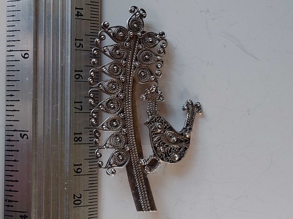 Broșă vintage filigranată – Păun pe ramură (argint)