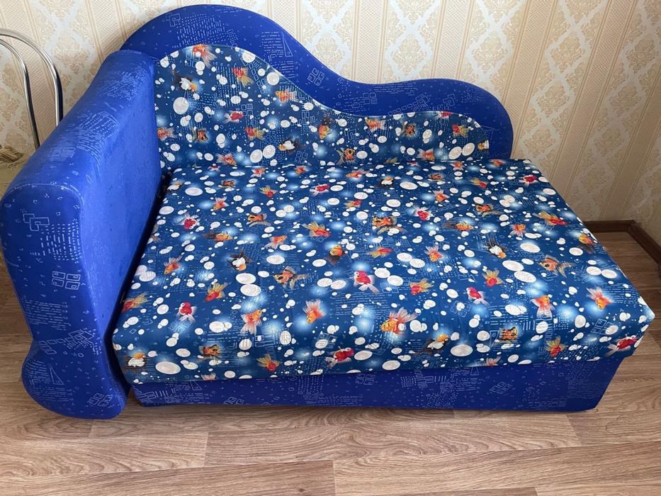 Продам б/у диван в отличном состоянии, без запаха и пятен.