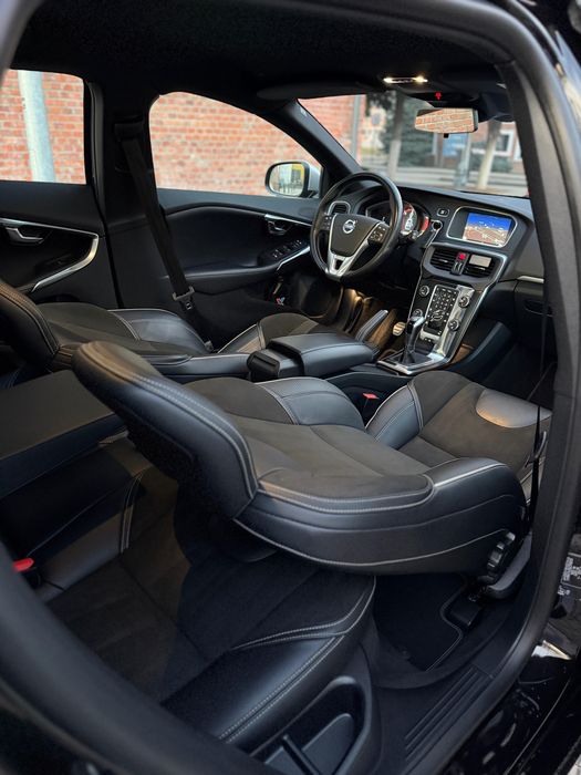 Volvo - V40 / 2.0d /  R design / Napa/ 2016 / Euro 6 / Cockpit / Navi