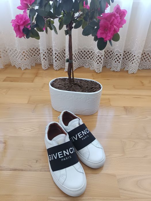 Vând adidași Givenchy  37