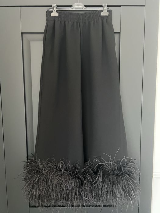 Черен панталон с пера