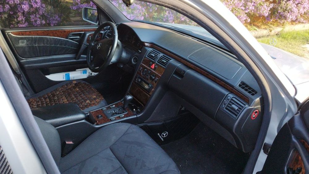 Продаётся автомобиль Мерседес Бенс 210