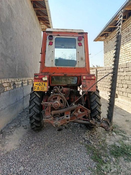 Traktor pat pat sotiladi.
