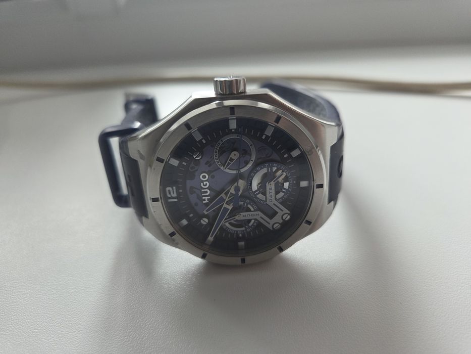 Срочно продам часы HUGO BOSS