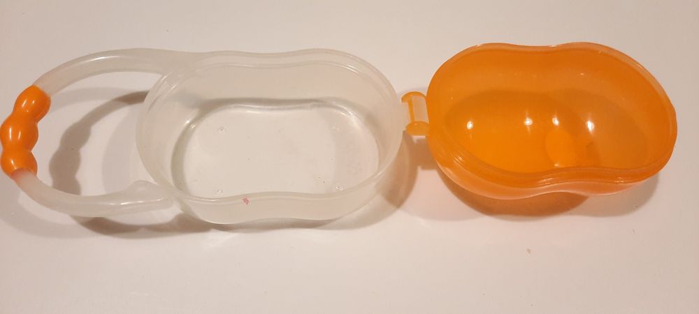 Кутийка и два клипса за биберон