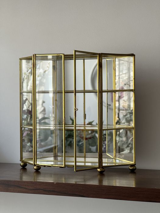 Винтидж стъклена витрина с месингова рамка