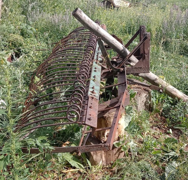 Трактор с прицепом, граблями