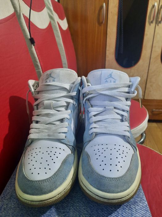 vând jordan 1 mid SE