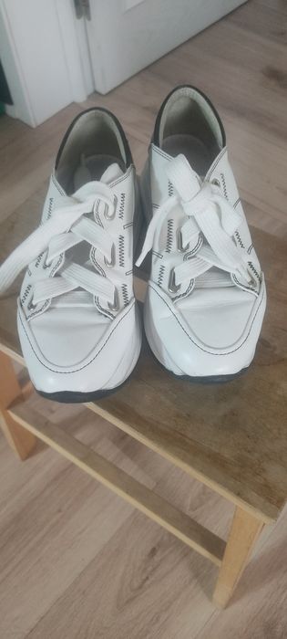 Кроссовки белые женские
