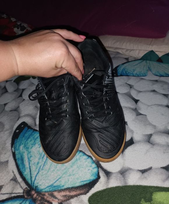 Adidasi fotbal  mărimea 40