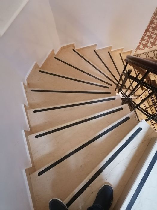 Противоскользящая ленты на ступени (Германия)