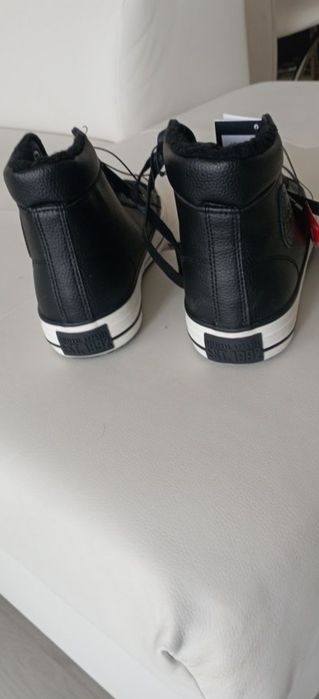 Vând ghete sport,produs de calitate mărimea 39,noi nouțe.