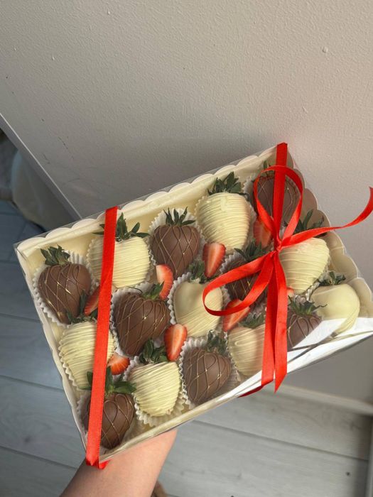 Цветы и клубника в шоколаде