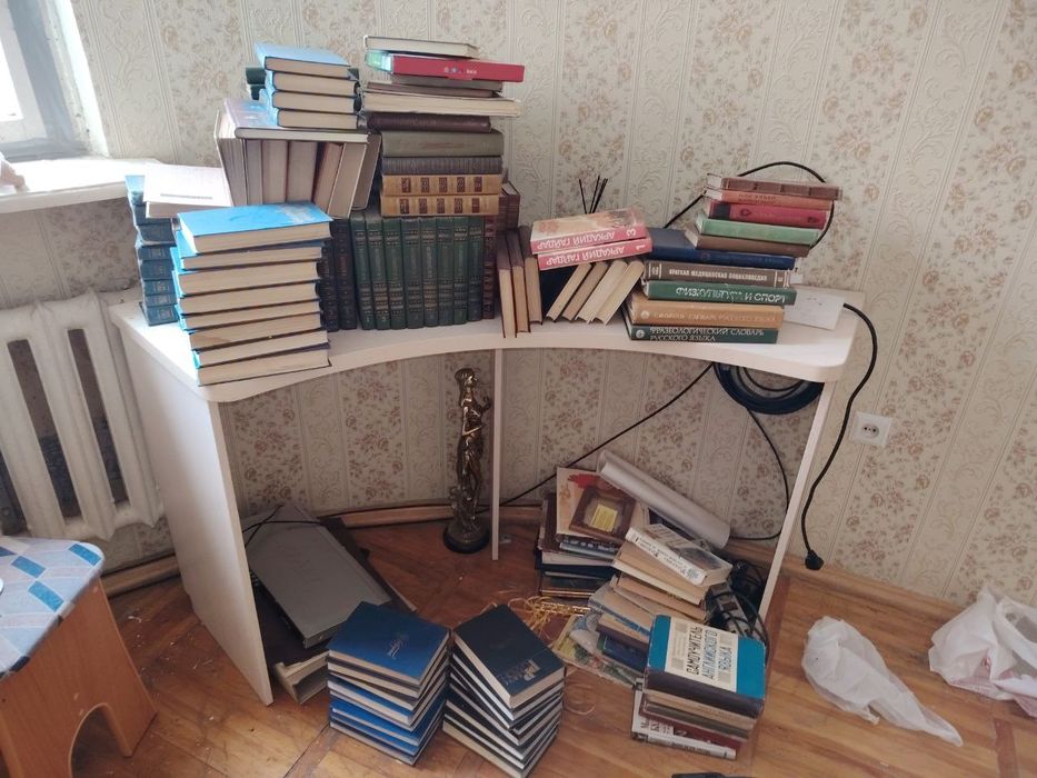 Продаются книги.