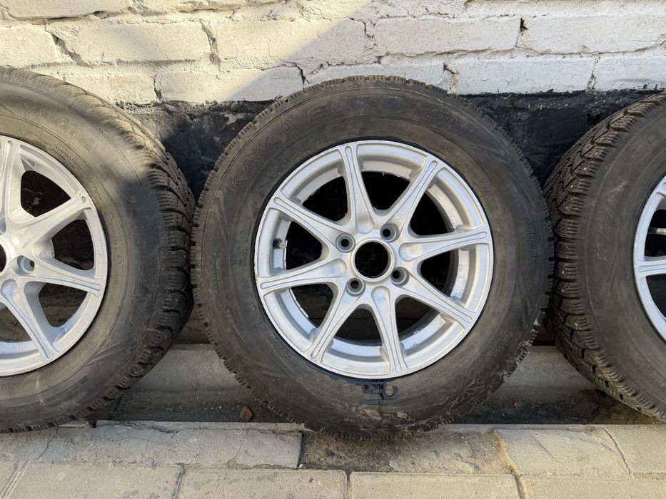Продам диски с зимней резиной р13 ваз 4.98
