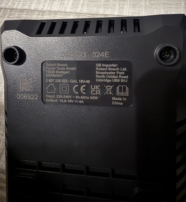 BOSCH Professional 18V 4A зарядно НОВО ОРИГИНАЛ