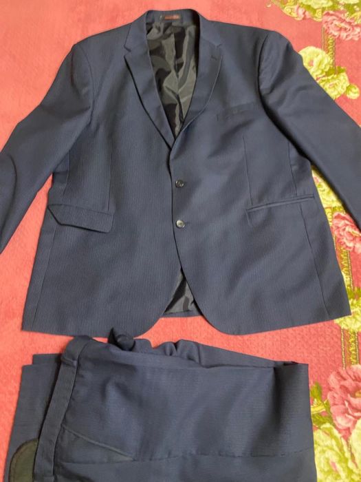 Продаю костюм мужской