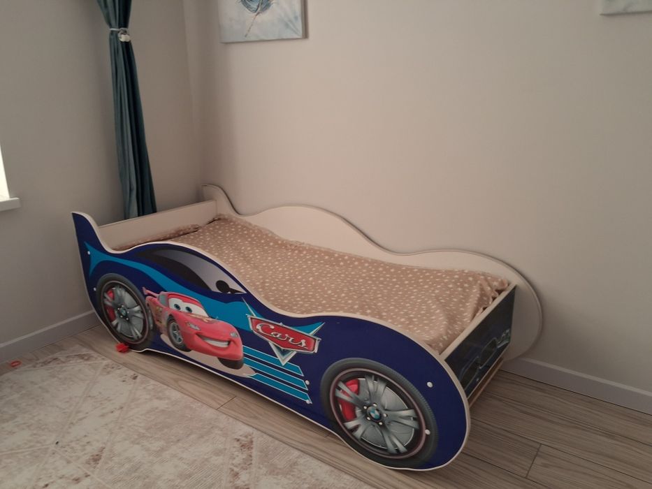 Детский стол для кормления,машинка диван