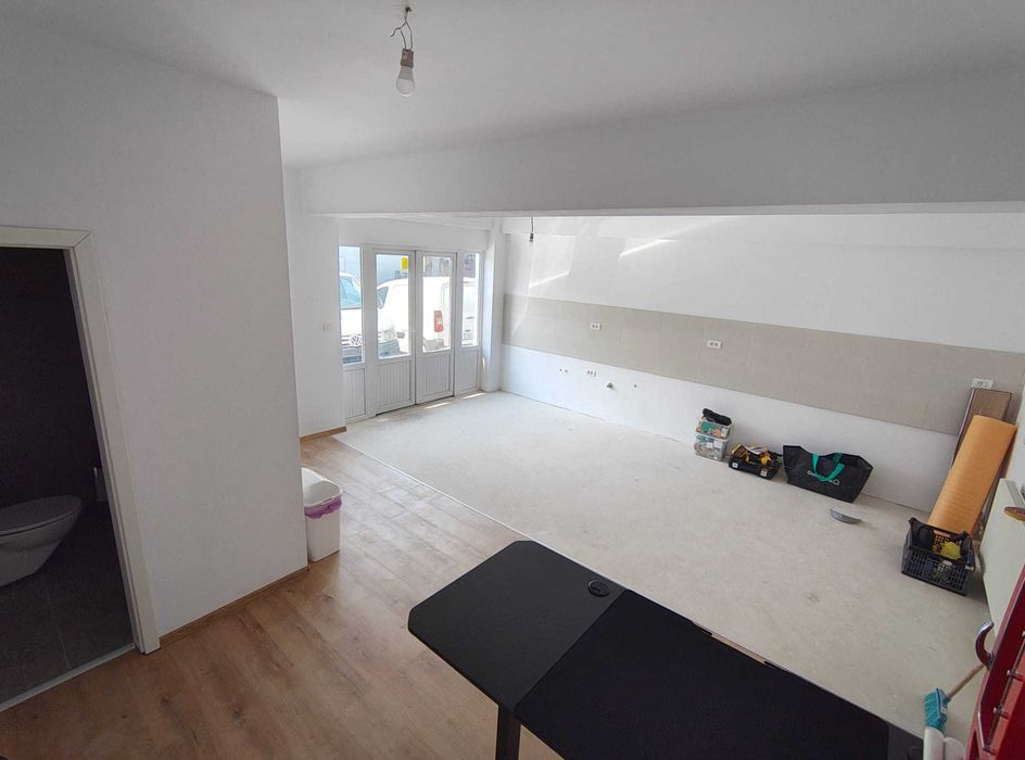 Particular inchiriez spatiu comercial cu vad si parcare in curte