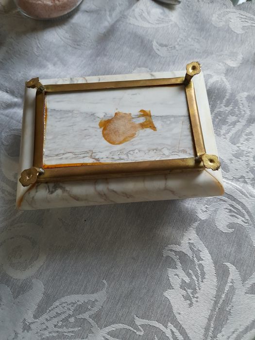 Мраморна статуя,кутия и ретро дамски колан