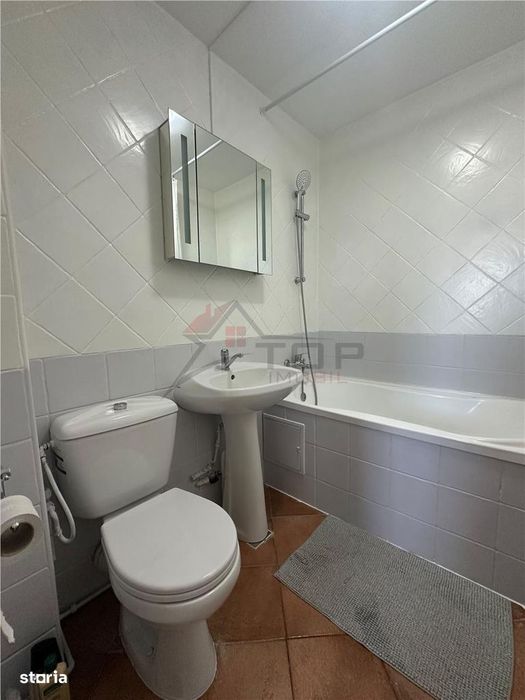Inchiriere  Apartament cu 3 camere Podu Ros