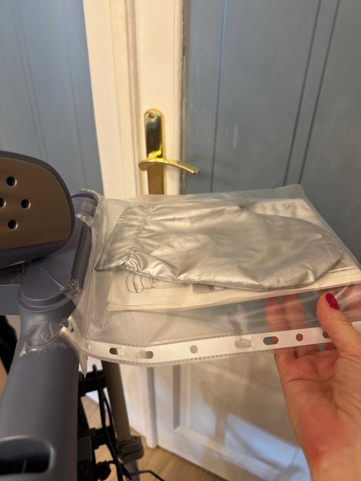 Aparat de calcat vertical cu abur Electrolux