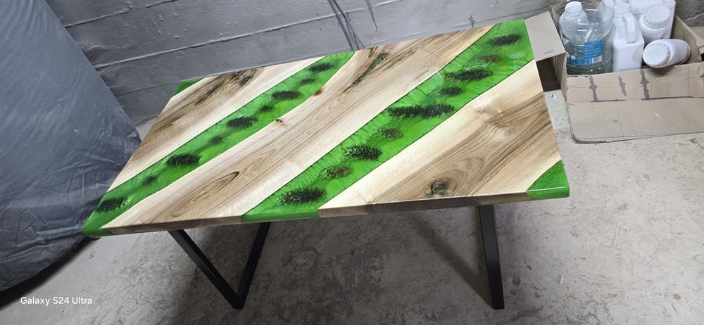 Masa cafea,lemn de nuc si rășină