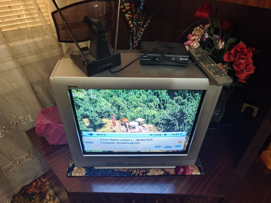 Телевизор Panasonic Qwintrix 21, цифров приемник TVstar и антена