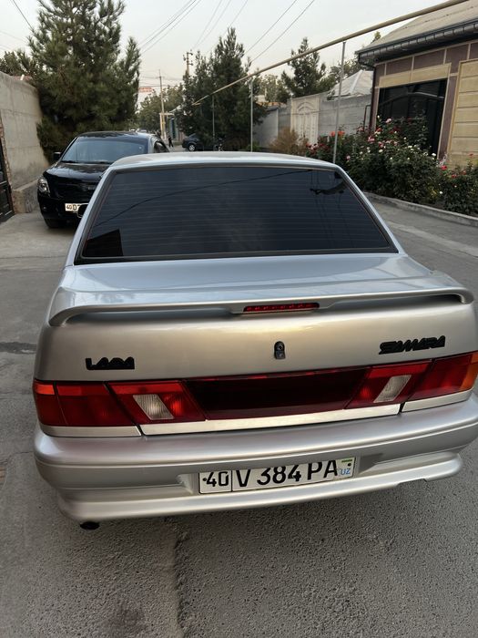 Машина Lada 2115.