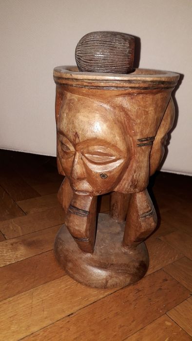 Fotoliu elegant si suport,scrumiera din lemn sculptat