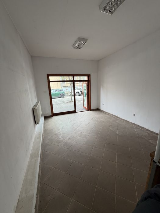 Spatiu comercial de inchiriat 24mp utili stradal Strada Paltinis. 450€ Neg.