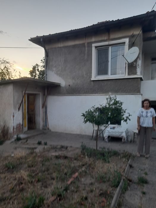 Продавам къща с дворно място 1 декар