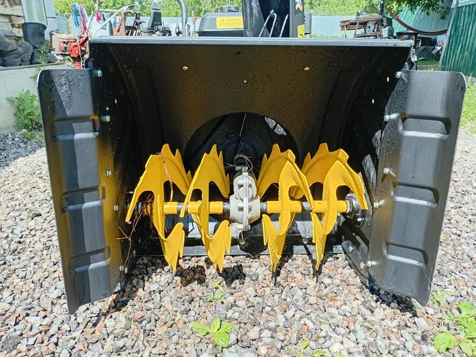 Продам снегоуборочную машину