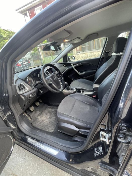 Продавам Опел Астра J