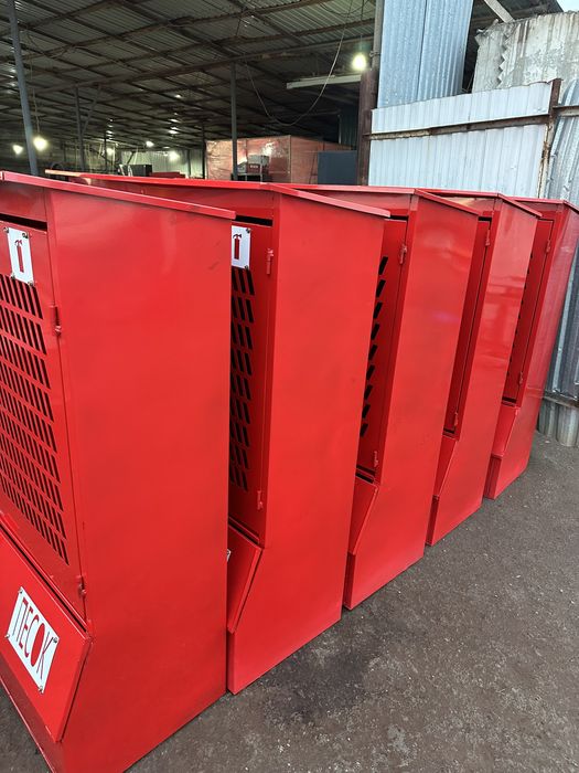 Пожарные шкафы в ассортименте. Есть разные виды и под заказ